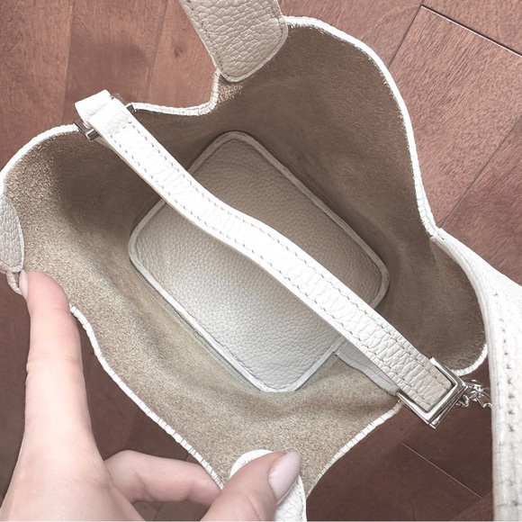 Elegant off White Leather Bucket Tote Bag with silver horse charm - Picture 12 of 13